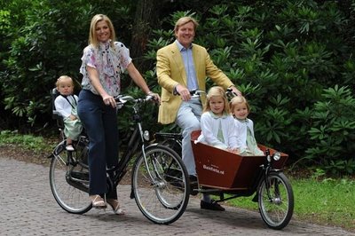 La famille princière à vélo aux Pays-Bas